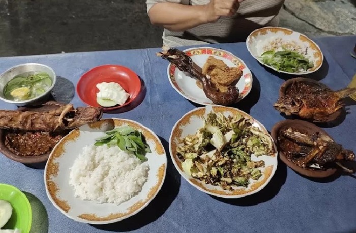 Aneka menu kuliner lezat yang dijual di Lesehan Hoki, Wonsobo.