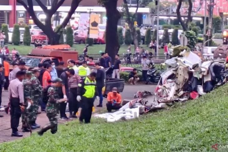 Petugas dari TNI/Polri dan Tim SAR saat evakuasi pesawat PK-IFP yang mengalami insiden kecelakaan di Tangerang Selatan.
