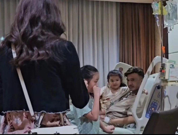 Momen Sarwendah dan Anak-anaknya menjenguk Ruben Onsu di RS Bunda Jakarta.