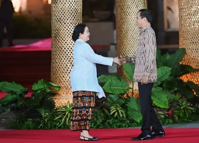 Ketua DPR RI Puan Maharani yang merupakan Ketua DPP PDIP saat bertemu dengan Presiden Jokowi di Bali.