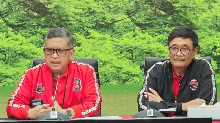 Sekjen DPP PDIP Hasto Kristiyanto (kiri) dalam konferensi pers Rakernas ke-V PDIP di kantor DPP PDIP, Jalan Diponegoro, Jakarta Pusat, Rabu (22/5/2024).