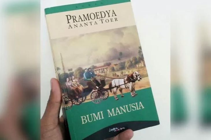 Novel "Bumi Manusia" karya Pramoedya Ananta Toer.
