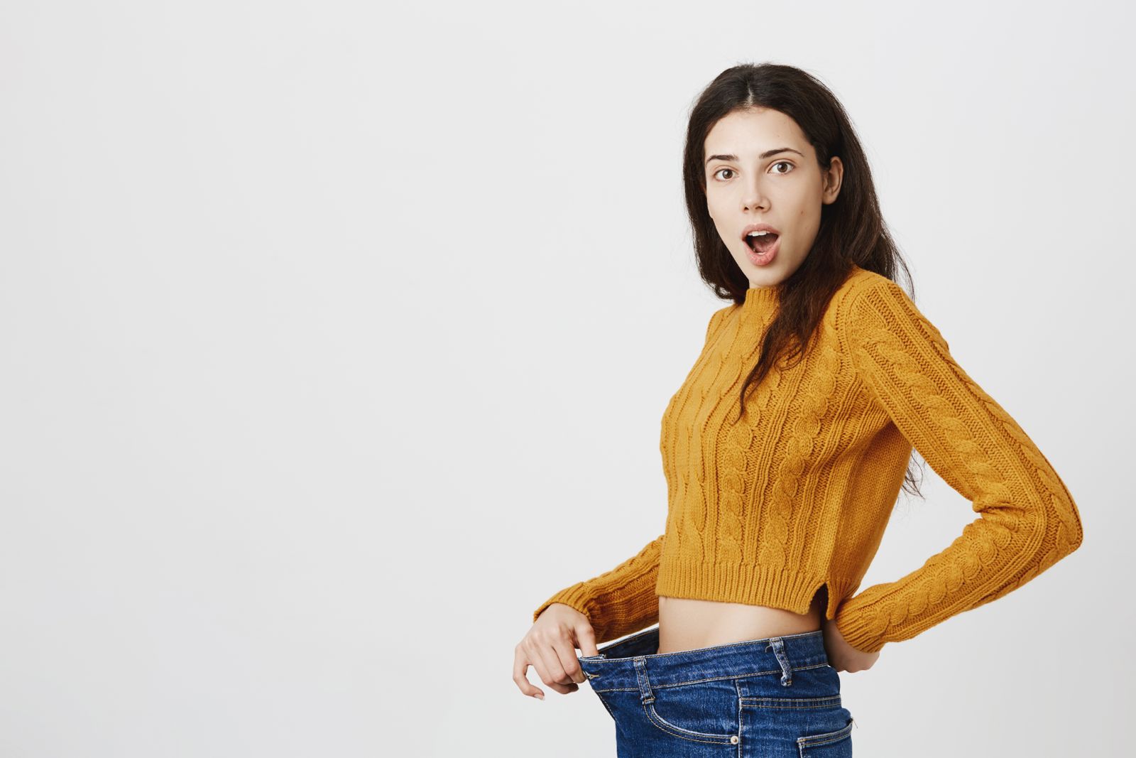 ilustrasi wanita kurus yang kehilangan beberapa kilogram berat badannya (sumber: freepik)