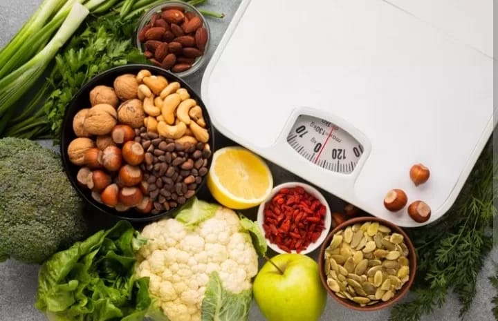 Ilustrasi menerapkan kebiasaan makan sehat yang dapat menjadikan berat badan ideal.