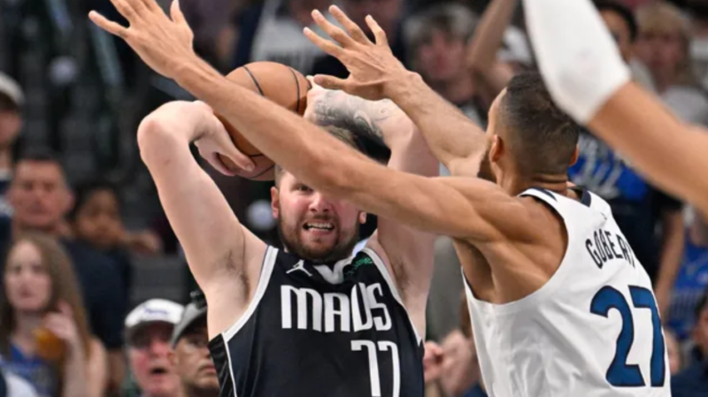 Luka Doncic Berhadapan Degnan Gobert.