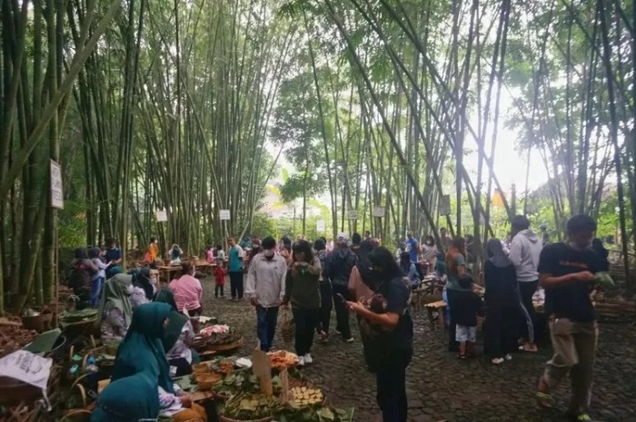 Salah satu pasar unik yang ada di Indonesia yang bernama Pasar Papringan di Temanggung.