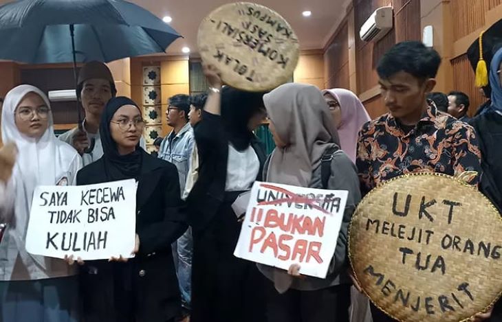 Sejumlah mahasiswa UIN Jakarta menyampaikan aksi protes atas kenaikan UKT. ( website @Jawapos.com )