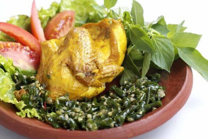 Ayam penyet cabe ijo. ( Foto dari pinterest )