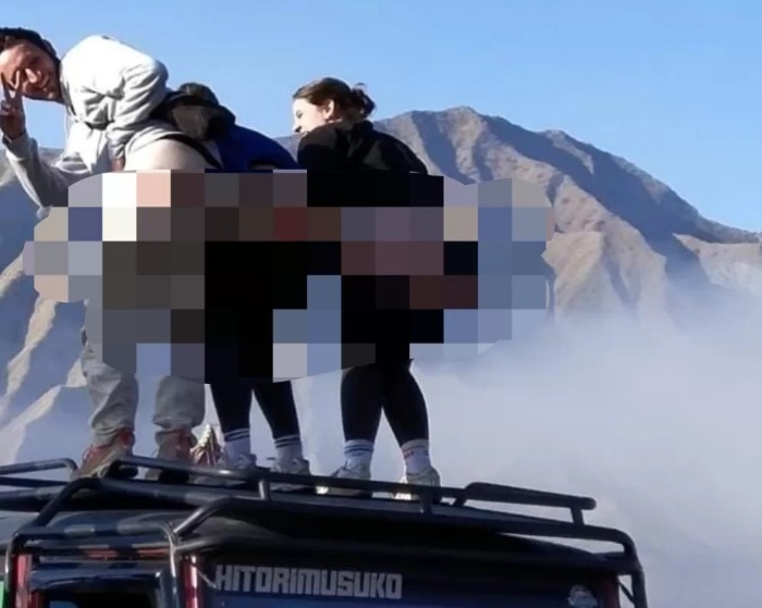 Tak Punya Malu, Wisatawan Asing Asal Belanda Pose Tidak Senonoh di Gunung Bromo