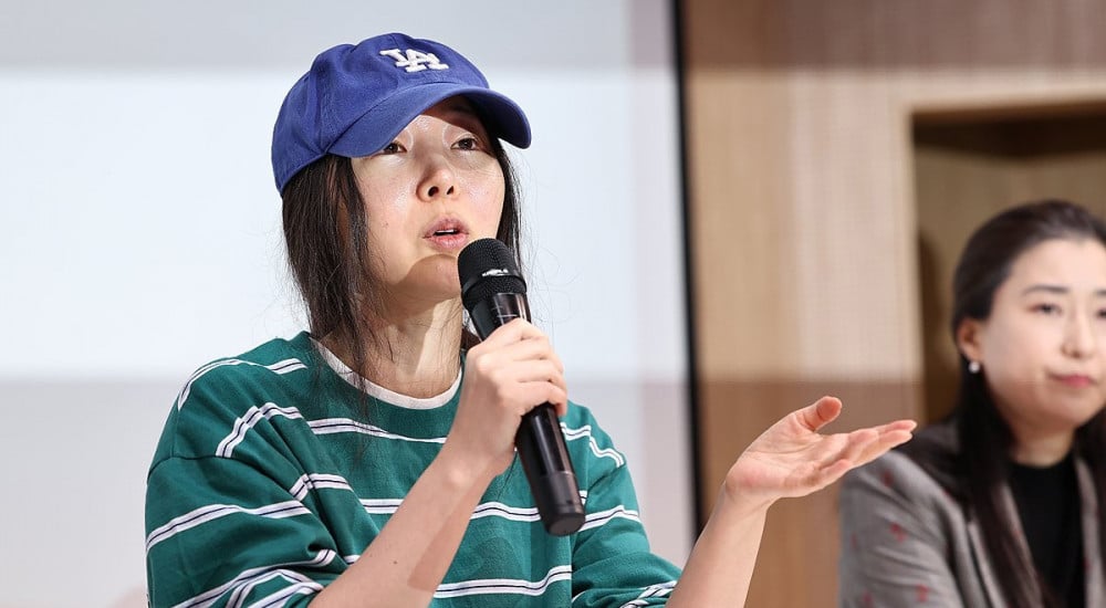 Min Hee Jin, CEO ADOR Saat Melakukan Siaran Pers