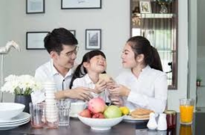 Ilustrasi memberikan makanan sehat pada anak.