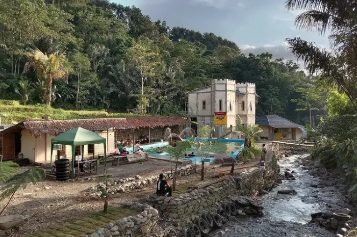 Beginilah suasana Wisata Alam Kalisalak yang dilengkapi terapi ikan di Kendal Jawa Tengah.(Wonosobo Zone)