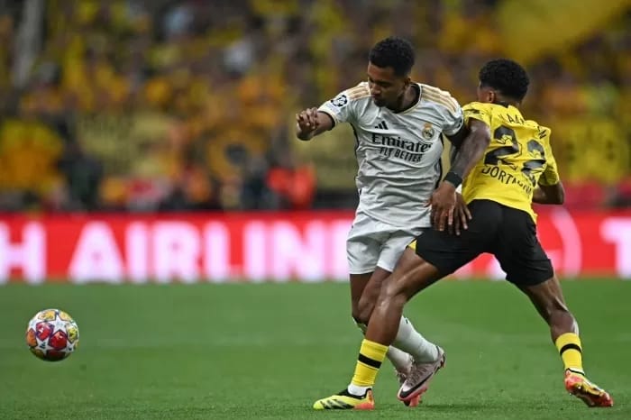 Pemain Borussia Dortmund, Ian Maatsen (kanan), membuat blunder fatal ketika memberikan passing yang berujung terciptanya gol kedua Real Madrid di final Liga Champions. ( @jawapos.com )