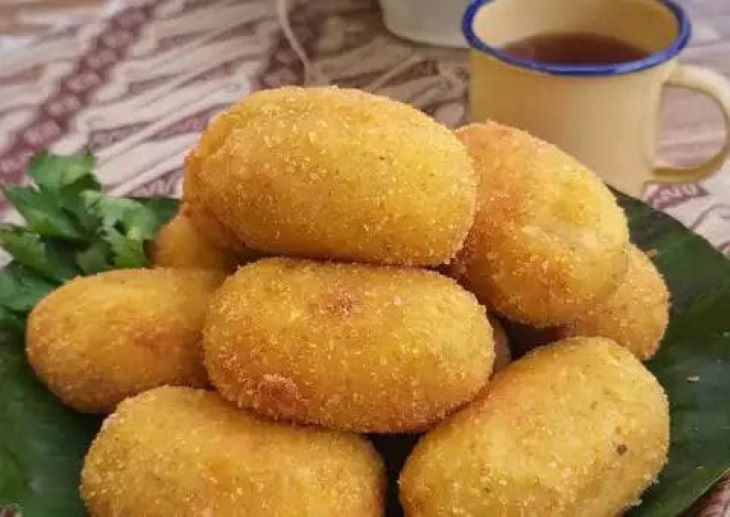 BAHAN DASAR KENTANG: Kulit luar kroket renyah, tetapi ketika digigit teksturnya lembut di dalam. Camilin gurih ini terbuat dari kentang sebagai bahan utama dengan isian daging cincang.( pinterest)