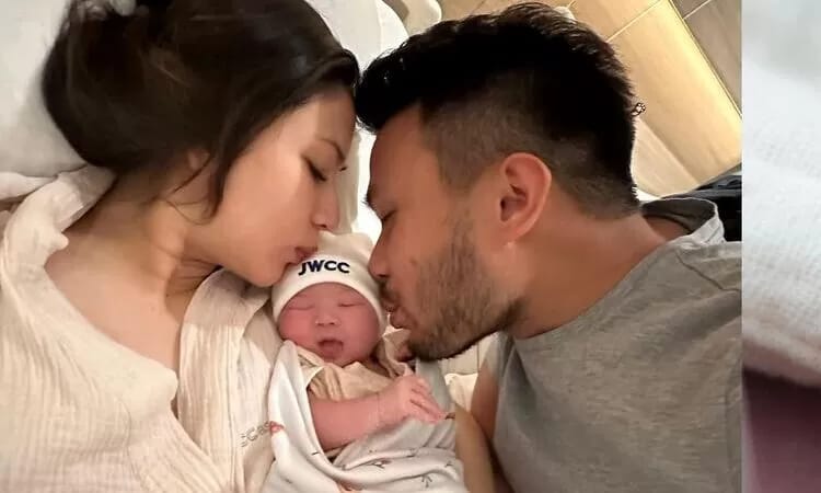 Jessica Mila dan Yakup Hasibuan mencium buah hati pertama mereka, Kyarra Arunika Hasibuan.( website @jawapos.com )