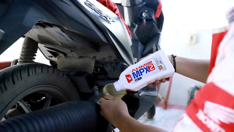 Ilustrasi Mengganti Oli Motor.