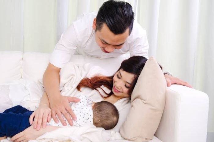Ilustrasi ayah yang menemani istri dan bayi kecilnya.