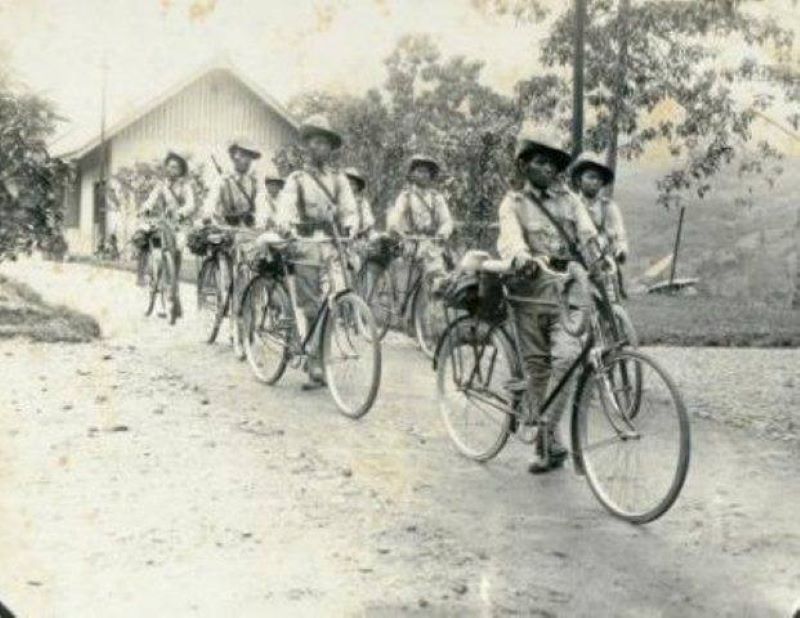 Polisi lapangan dengan sepedanya di Sumatera Barat, 1932 (Perpustakaan Universitas Leiden, Koleksi Digital KITLV 85264)