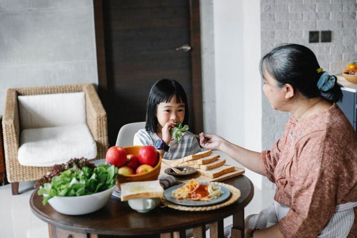 Ilustrasi memberikan makanan bergizi kepada anak. (pinterest )