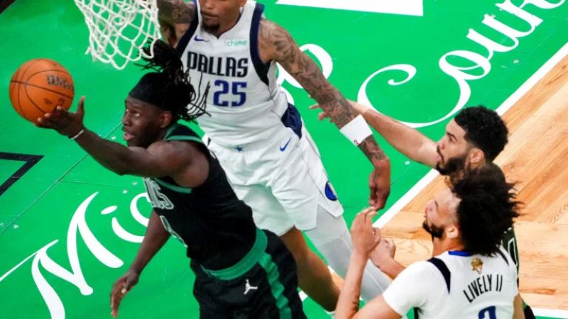 Jrue Holiday Membawa Celtics Unggul.