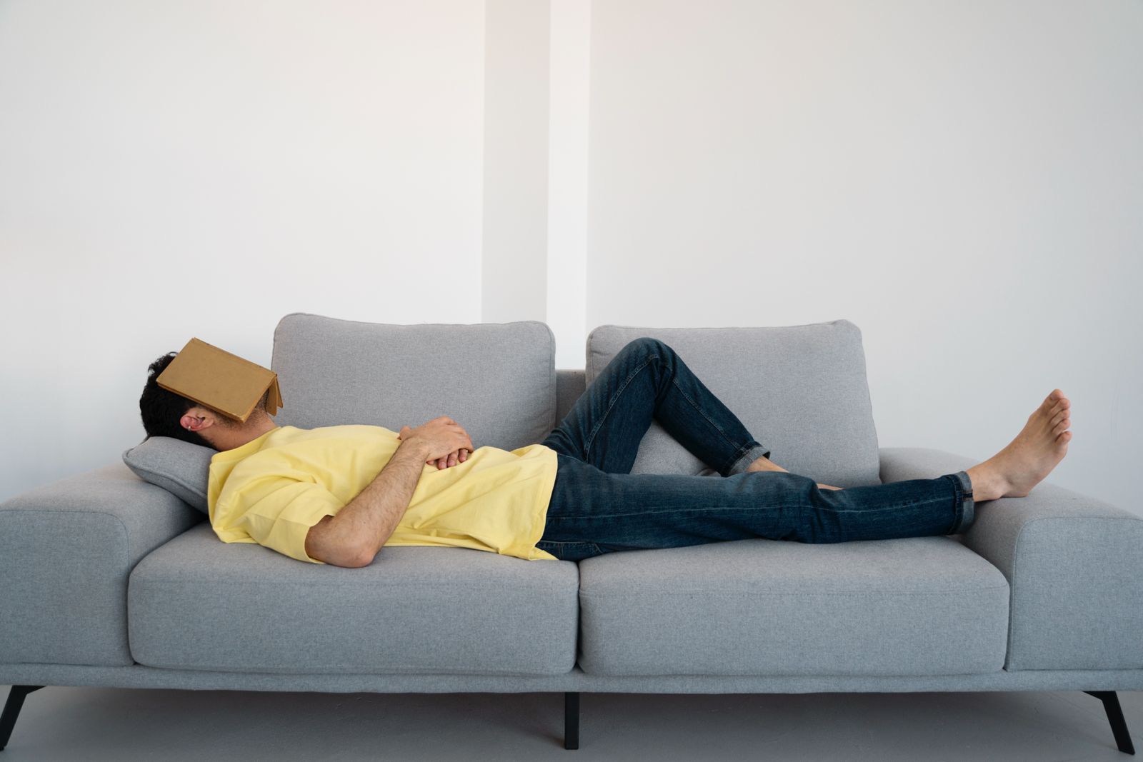 ilustrasi pria tiduran di sofa (freepik)