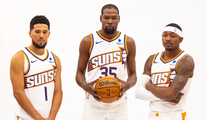 Devin Booker, Kevin Durant, dan Bradley Beal Sedang Melakukan Photoshoot (NBA).