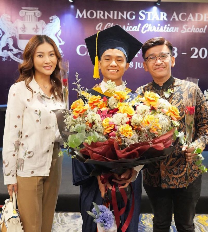 Sarwendah dan Ruben Onsu datangi acara wisuda Betrand Peto.