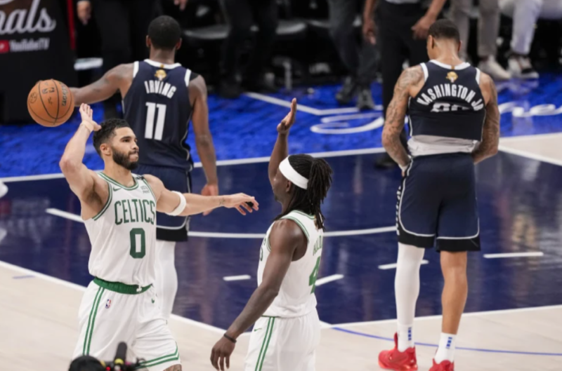 Jason Tatum dan Jaylen Brown Beselebrasi.