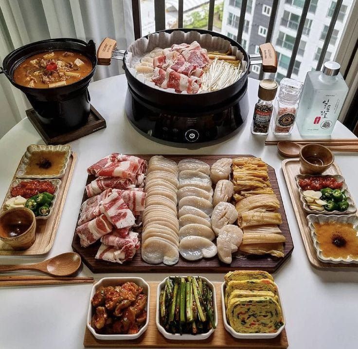Menikmati sajian steamboat.( Foto dari pinterest )