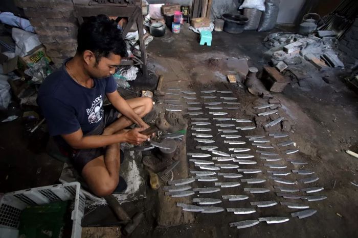 Perajin pisau di Klaten