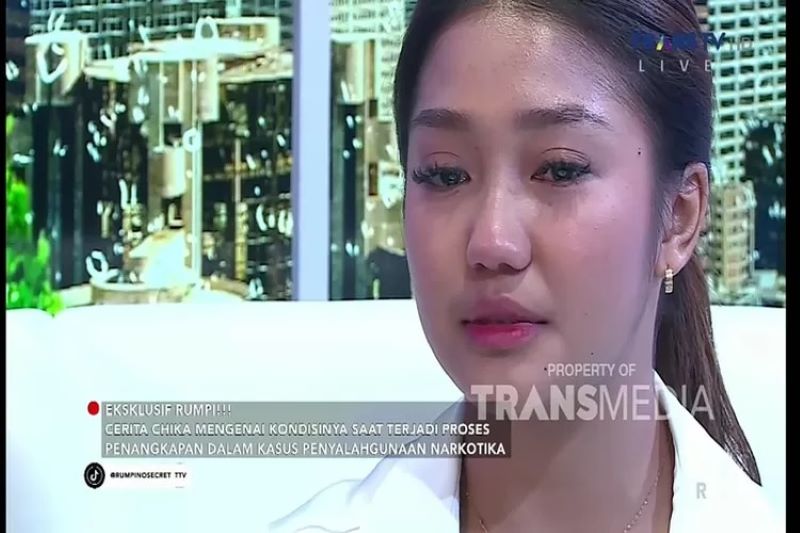 Chandrika Chika menangis dan menyesal salah pilih pergaulan hingga terjerat Narkoba.