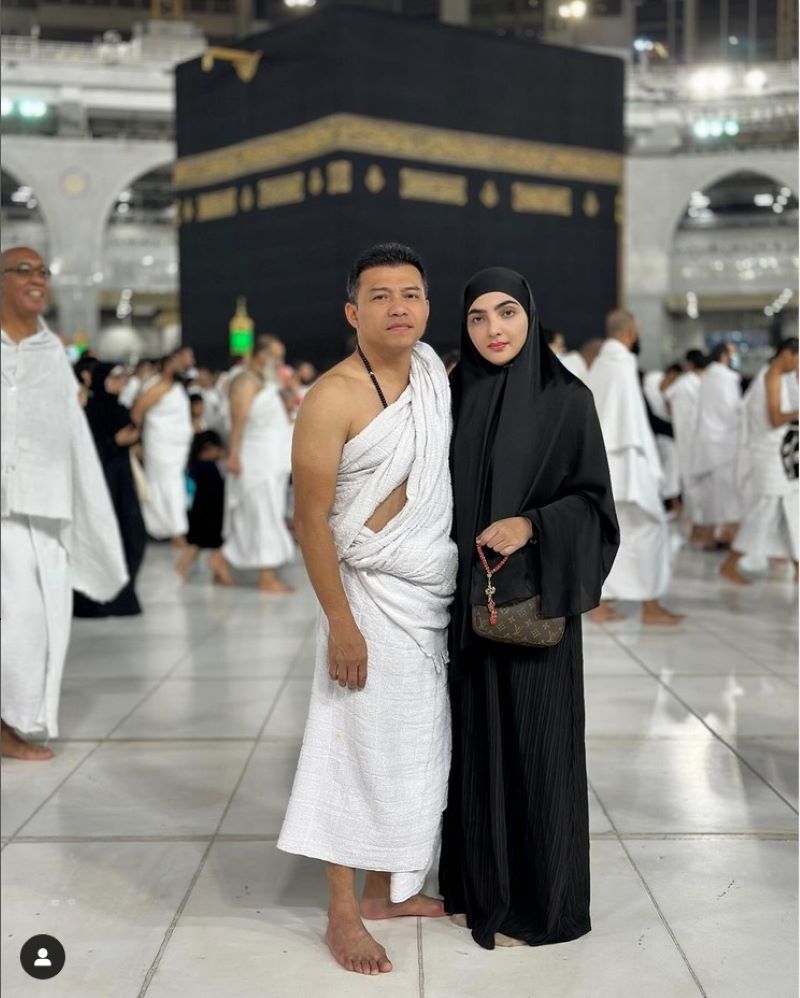 Anang dan Ashanty pada waktu umrah.