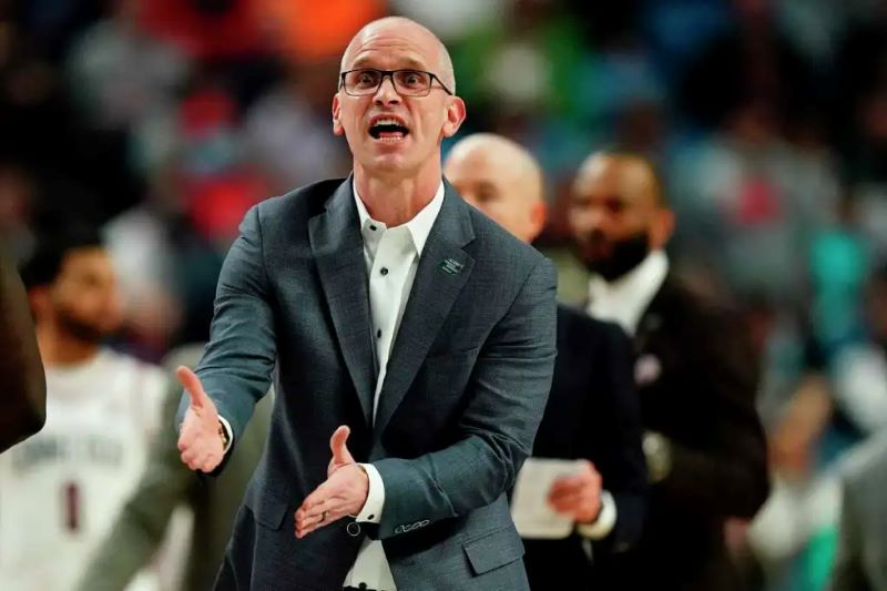 GAMBAR: Dan Hurley Saat Sedang Memberikan Intruksi.