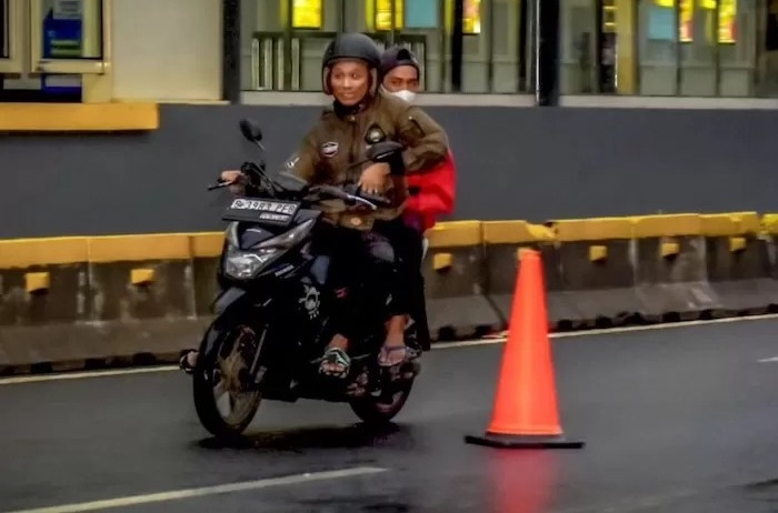 Foto:Viral di medsos seorang fotografer memotret terduga pelaku jambret yang beraksi saat Car Free Day di area Bundaran HI, Jakarta Pusat, Minggu (16/6). (Jawa Pos)