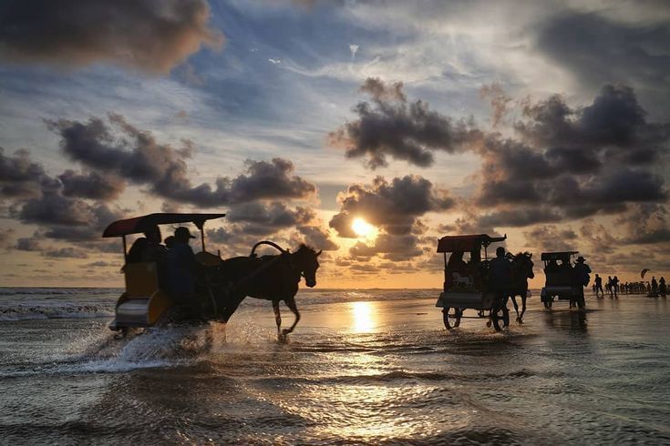 Salah satu rekomendasi wisata di Jogja pantai parangtritis. ( Foto dari pinterest )