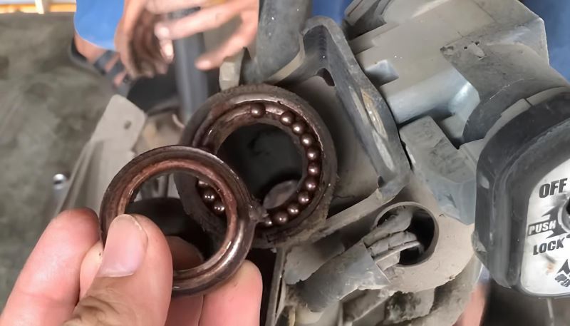 Ciri-ciri komstir motor yang rusak.