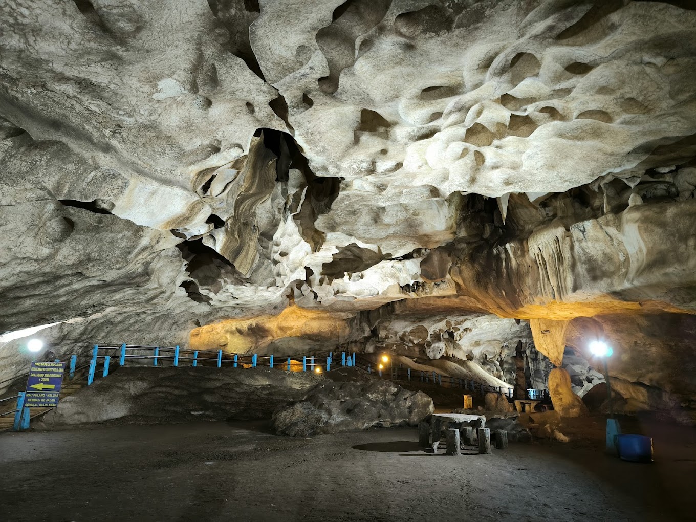 Pesona Gua Lowo di Trenggalek, Jawa Timur.