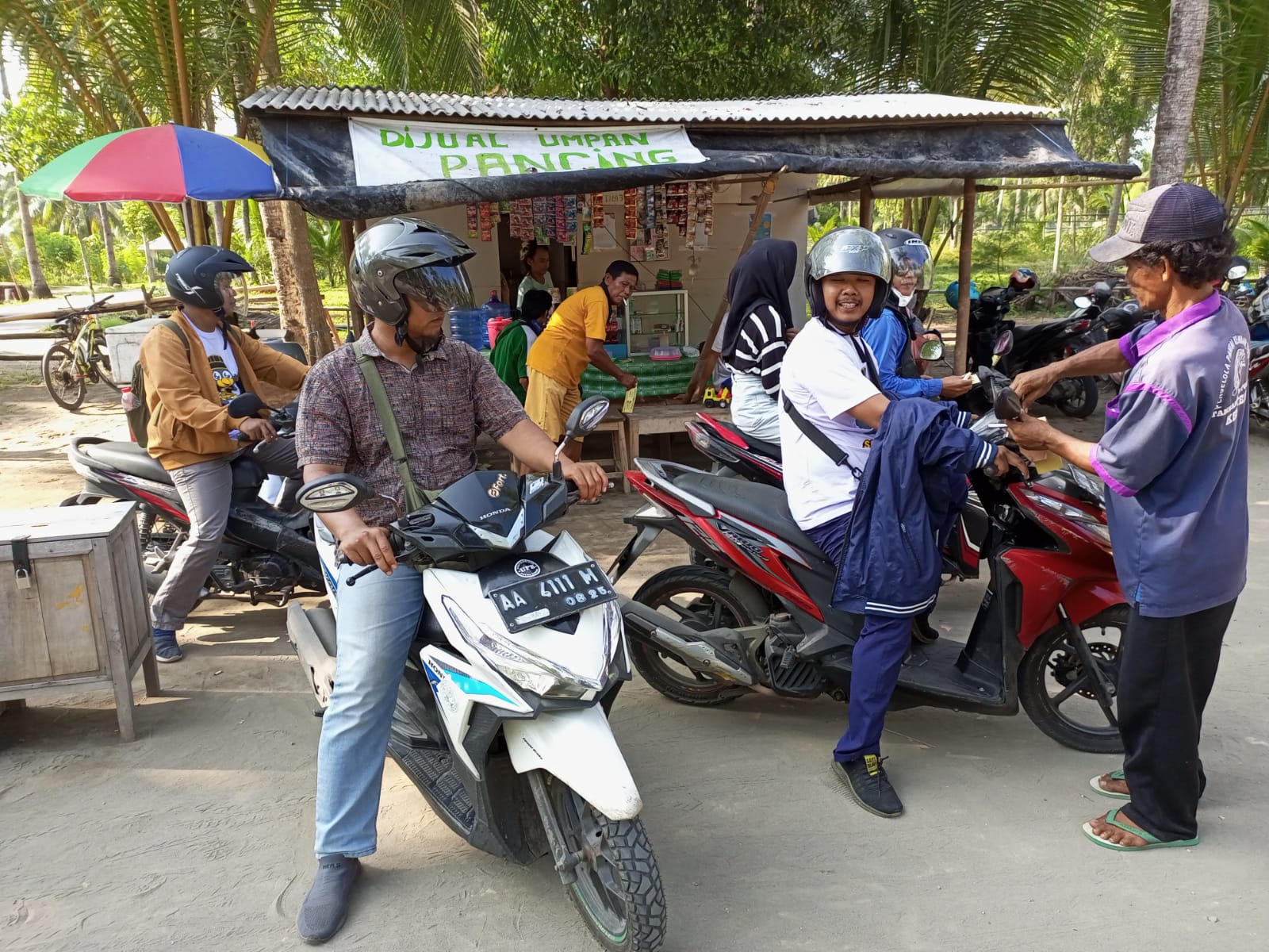 DAYA TARIK WISATA : Pengunjung masuk area Pantai Kembar Terpadu hanya dibanderol uang parkir secara sukarela.