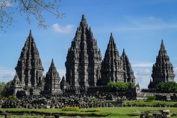 Ilustrasi Candi Prambanan yang akan dipakai sebagai venue Gelegar Muzik Prambanan 2024.   (Foto: pinterest )