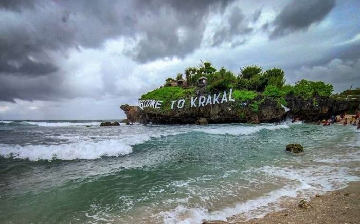Pantai Krakal di Gunungkidul yang Menyembunyikan Beberapa Spot Surfing Menantang. (Paket Wisata Jogja)