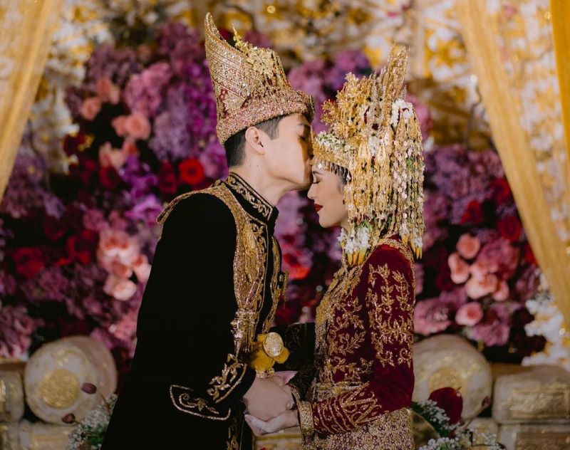 Potret kebahagian pernikahan Beby Tsabina dan Riszki Natakusumah.