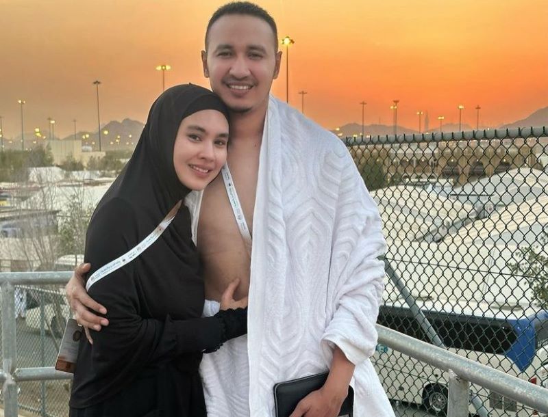 Kartika Putri bersama suaminya Habib Usman.