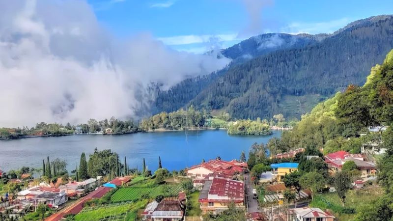 Keindahan alam Telaga Sarangan berlokasi di lereng Gunung Lawu, Kabupaten Magetan, Jawa Timur.
