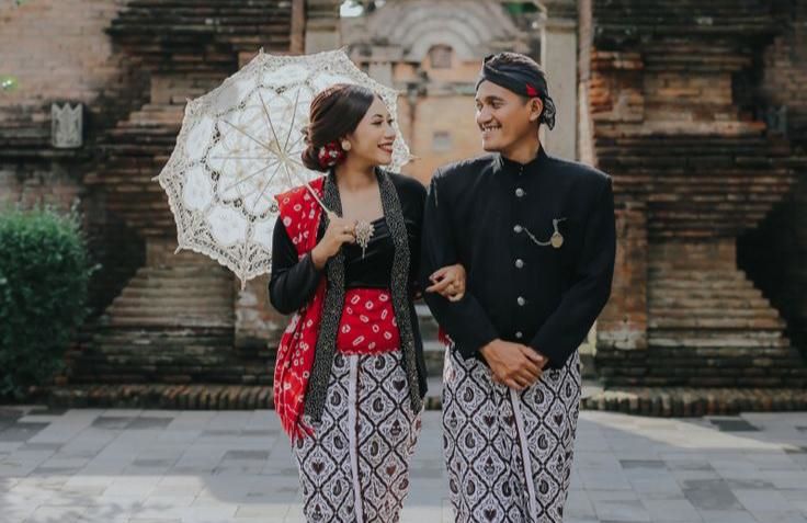 Wisatawan sedang berfoto menggunakan adat jogja