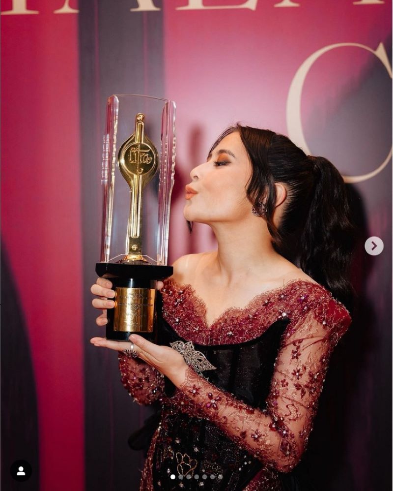 Potret foto Prilly Latuconsina raih gelar aktris terbaik di IKJ Awards 2024.