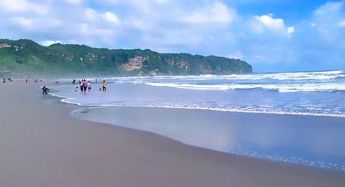 Pantai parangtritis. ( Foto dari pinterest )