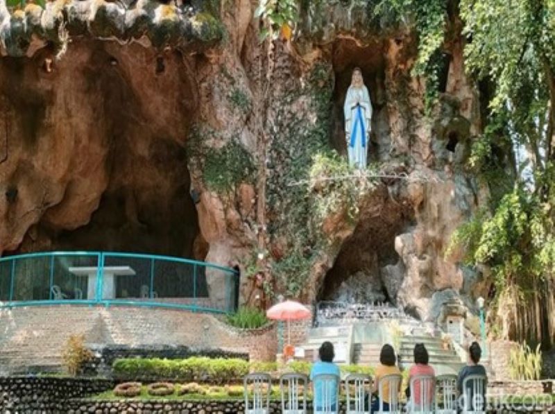 Taman Doa Gua Pohsarang di Kediri.