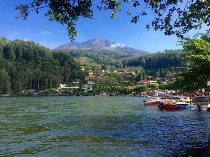 Suasana Di Telaga Sarangan.