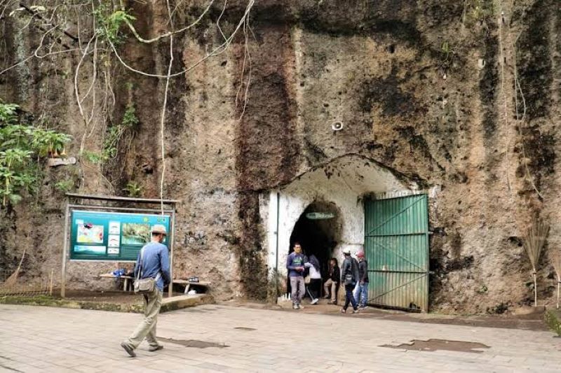 Berwisata di alam terbuka Tahura Djuanda Bandung.