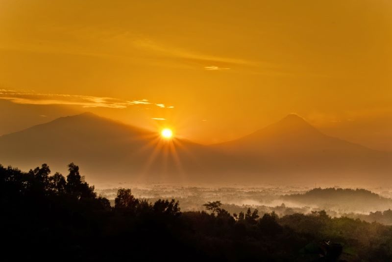 Menikmati Sunrise di Bukit Punthuk Setumbu, Magelang, Jawa Tengah.